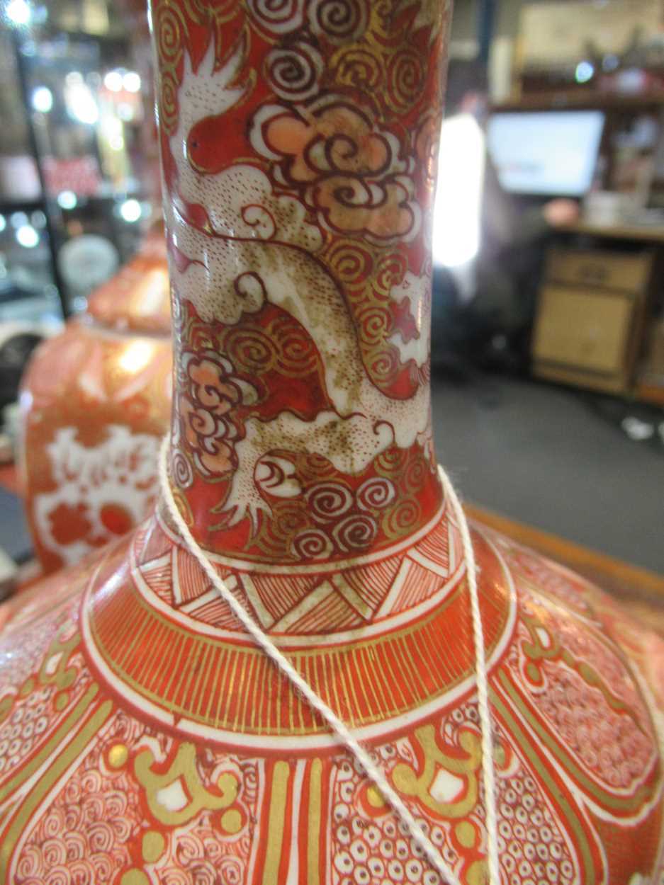 A pair of Japanese Kutani-style vases with bottleneck stems, decorated with mythical creatures - Image 22 of 25