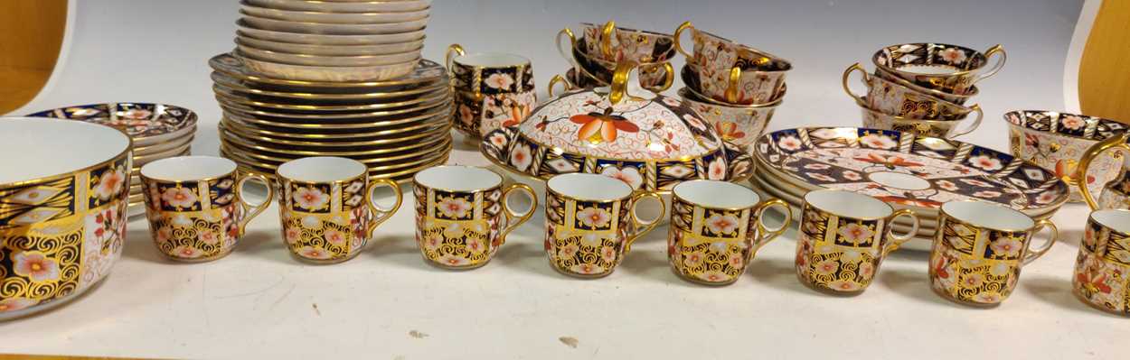 A Royal Crown Derby tea & coffee service, including twelve teacups, saucers, plates, four larger - Image 4 of 5