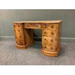 A Victorian walnut twin pedestal dressing table, 72 x 122 x 54cm