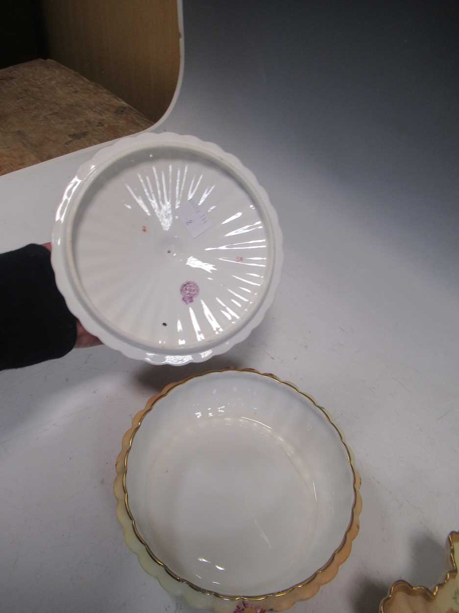 A Royal Worcester blush ivory shell dish 1274 together with a blush ivory lidded circular box (2) - Bild 6 aus 7