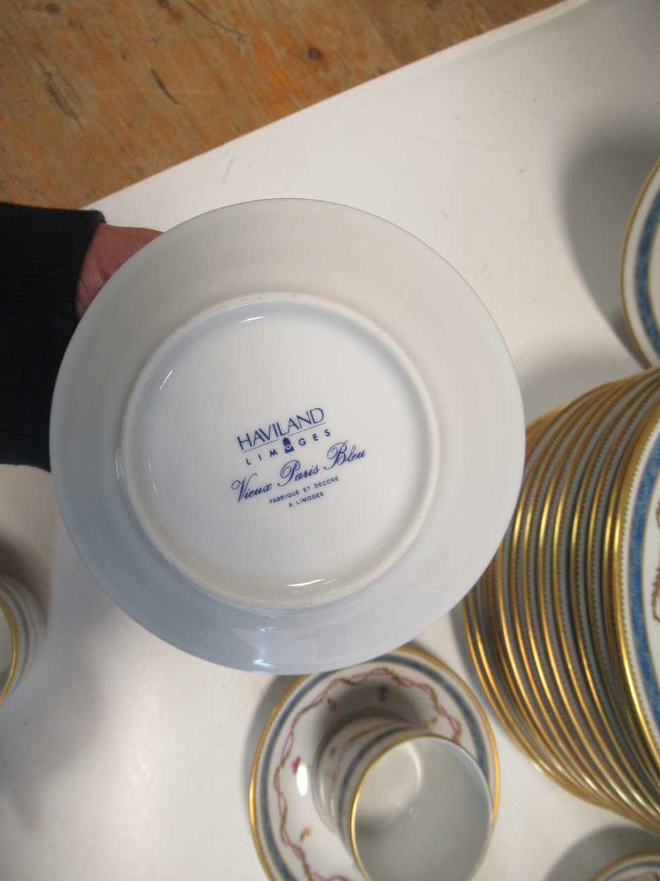 A Haviland dinner service, sold by Harrods, including teacups, saucers and platesProvenance: - Bild 2 aus 11