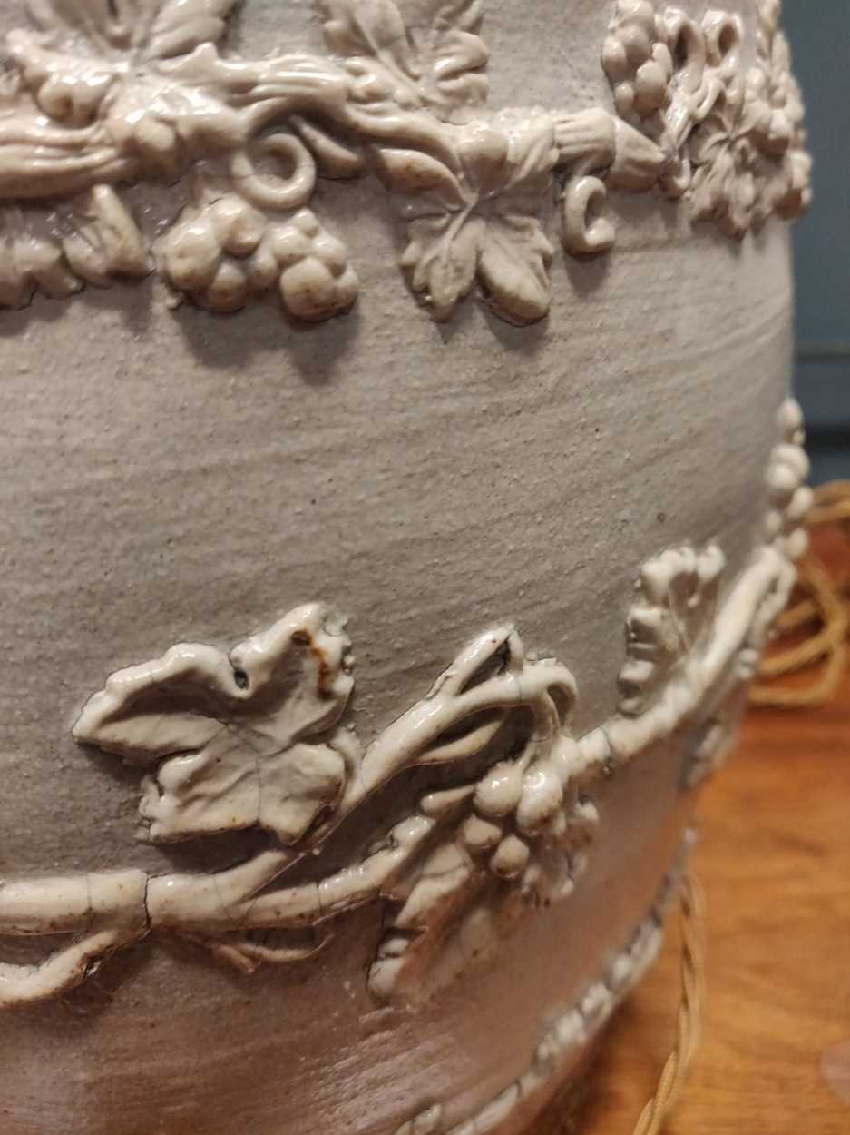 A salt-glazed spirit barrel, sprigged with the royal coat of arms (now converted to a lamp), 41cm - Bild 7 aus 17