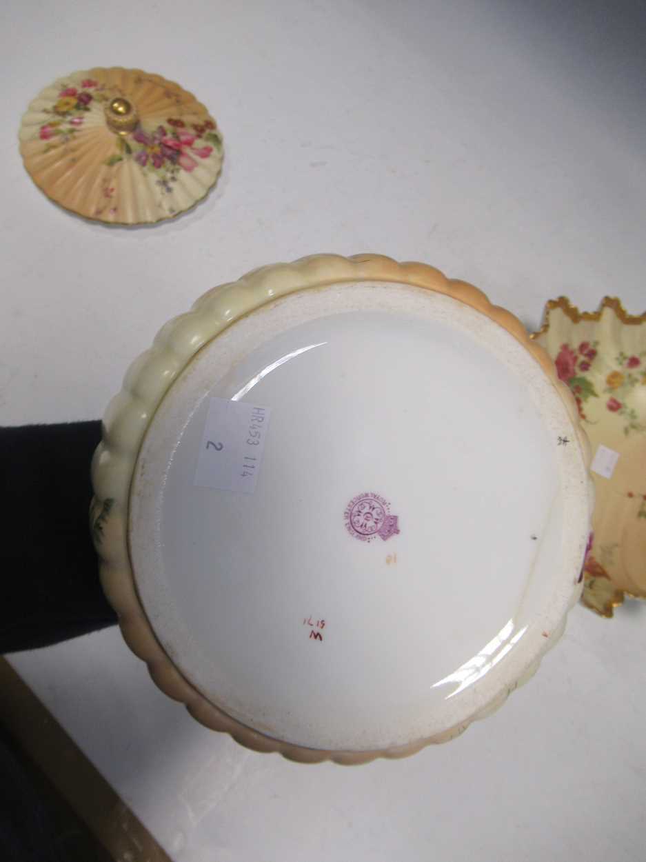 A Royal Worcester blush ivory shell dish 1274 together with a blush ivory lidded circular box (2) - Bild 7 aus 7