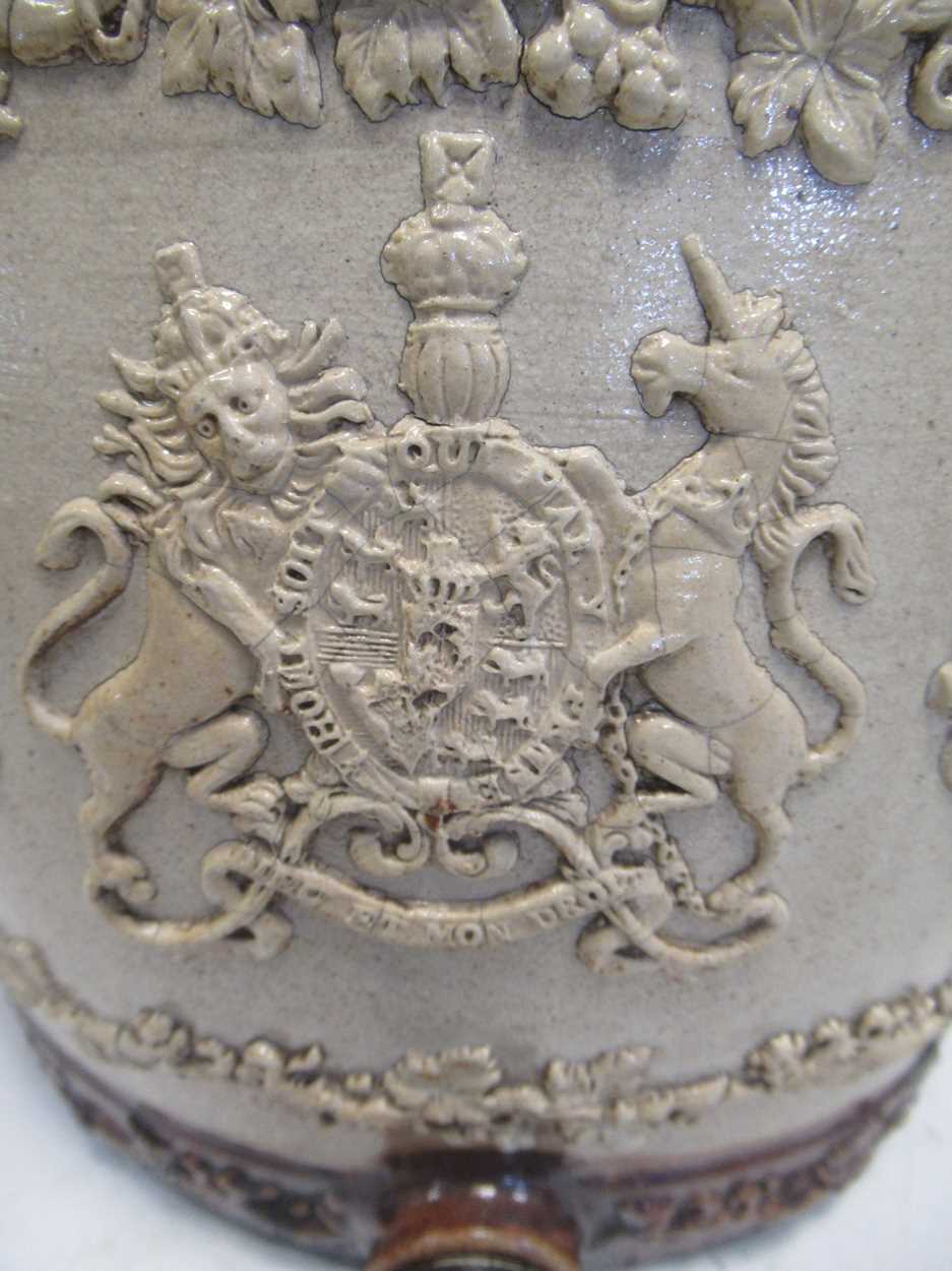 A salt-glazed spirit barrel, sprigged with the royal coat of arms (now converted to a lamp), 41cm - Bild 3 aus 17