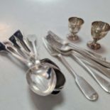 An assortment of silver forks and spoons, together with 2 silver egg cups 29.6ozt gross (15)