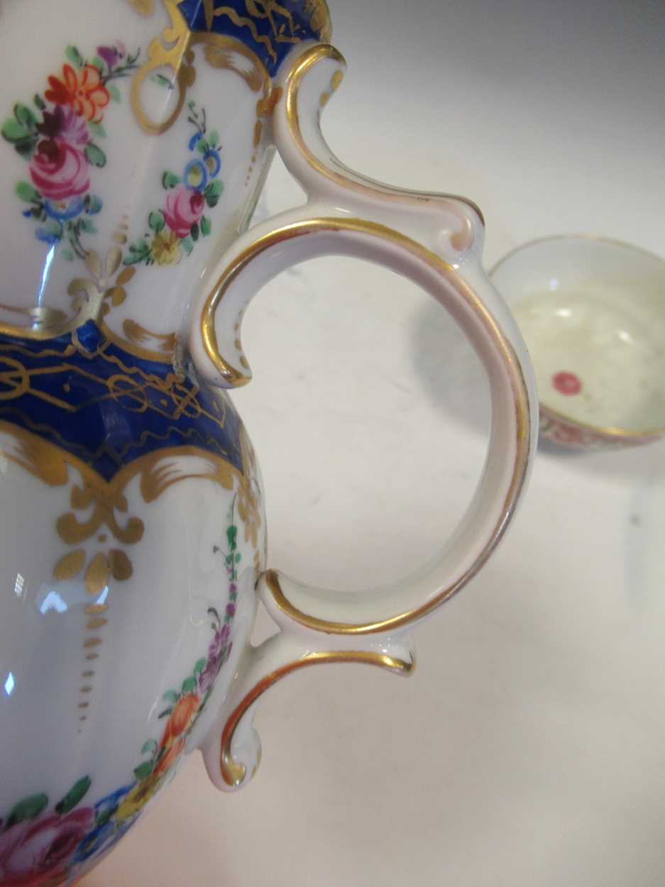 A Worcester Queen Charlotte pattern slop bowl; a Derby lozenge shape stand, circa 1795 and a Chelsea - Image 4 of 7