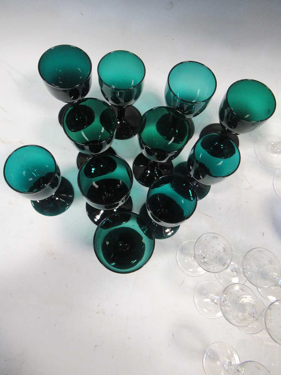 A quantity of drinking glasses, to include green glass wine glasses, faceted champagne flutes, a - Image 3 of 6