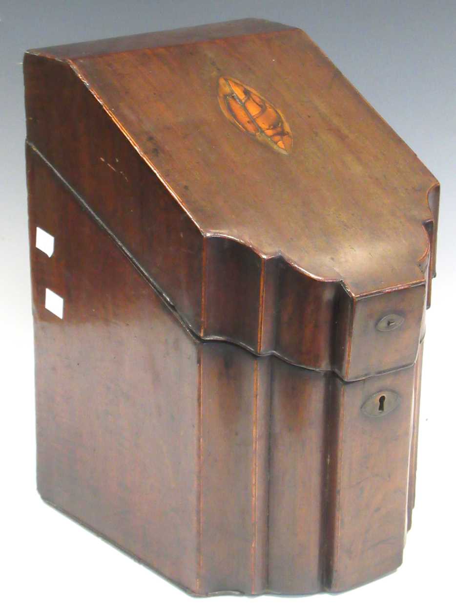 A George III mahogany knife box, 37 x 22 x 28cm