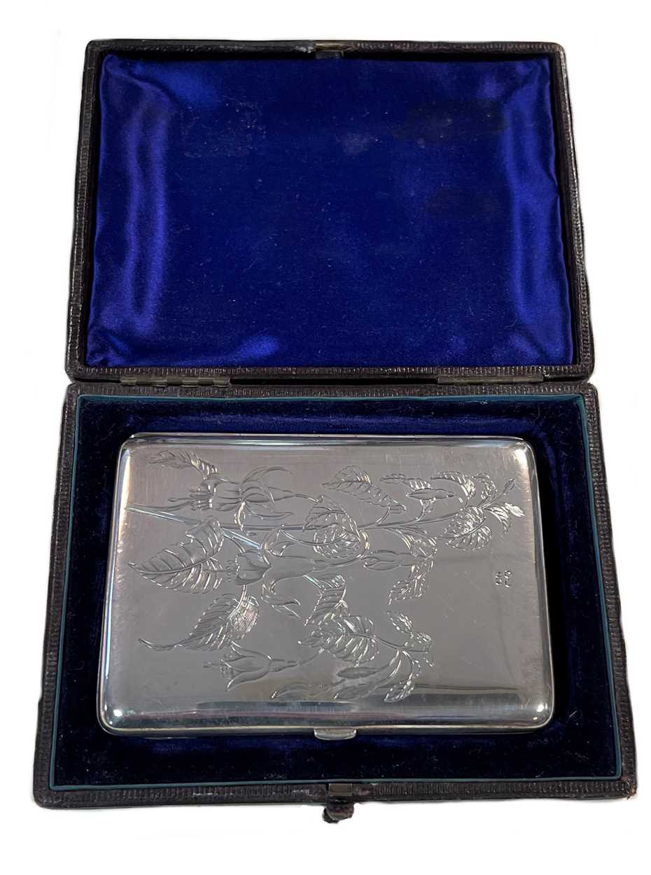 A Victorian silver purse with the original fitted case,