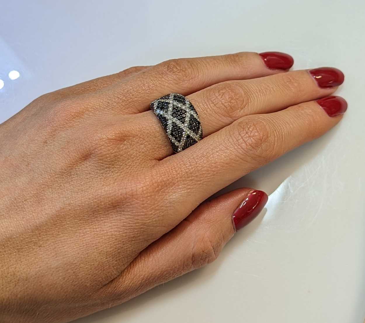 A black and white diamond dress ring, - Image 3 of 3