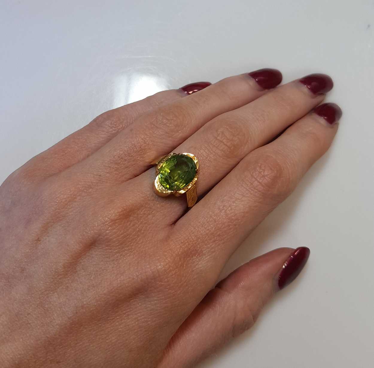 A single stone peridot ring, - Image 3 of 3