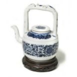 A Chinese blue and white porcelain wine pot and cover, late 18th century/early 19th century,