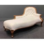 A Victorian walnut chaise longue 84 x 170 x 90cm