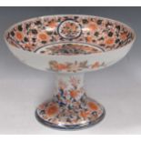 An Imari pattern pedestal bowl, decorated with blossoms, flowers and trailing vines, 19 x 27cm