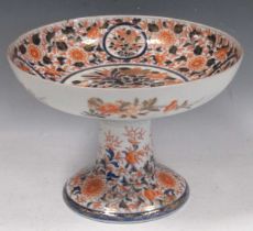 An Imari pattern pedestal bowl, decorated with blossoms, flowers and trailing vines, 19 x 27cm