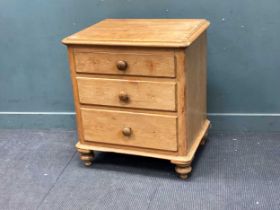 A Victorian pine chest of three drawers 85 x 77 x 59cm