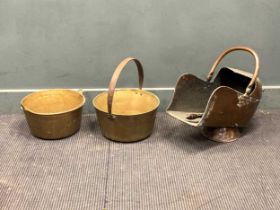 Two brass jam pans together with a copper coal scuttle (3)