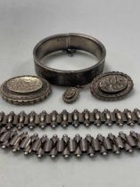 A collection of Victorian silver jewellery (5)