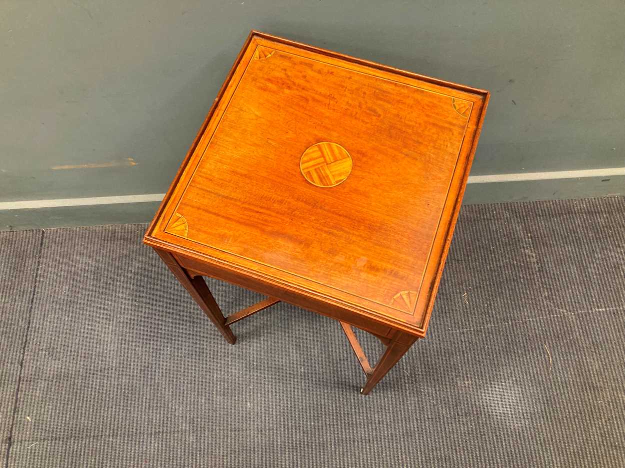 A Sheraton style inlaid mahogany urn stand 70 x 40 x 40cm - Image 3 of 4