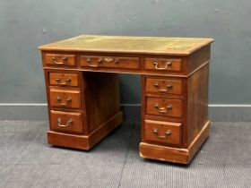 An Edwardian mahogany pedestal desk with leather top 72 x 106 x 61cm