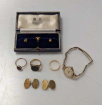 An 18ct gold wedding ring, 2.4g, a pair of 9ct gold cufflinks and a cased set of three collar