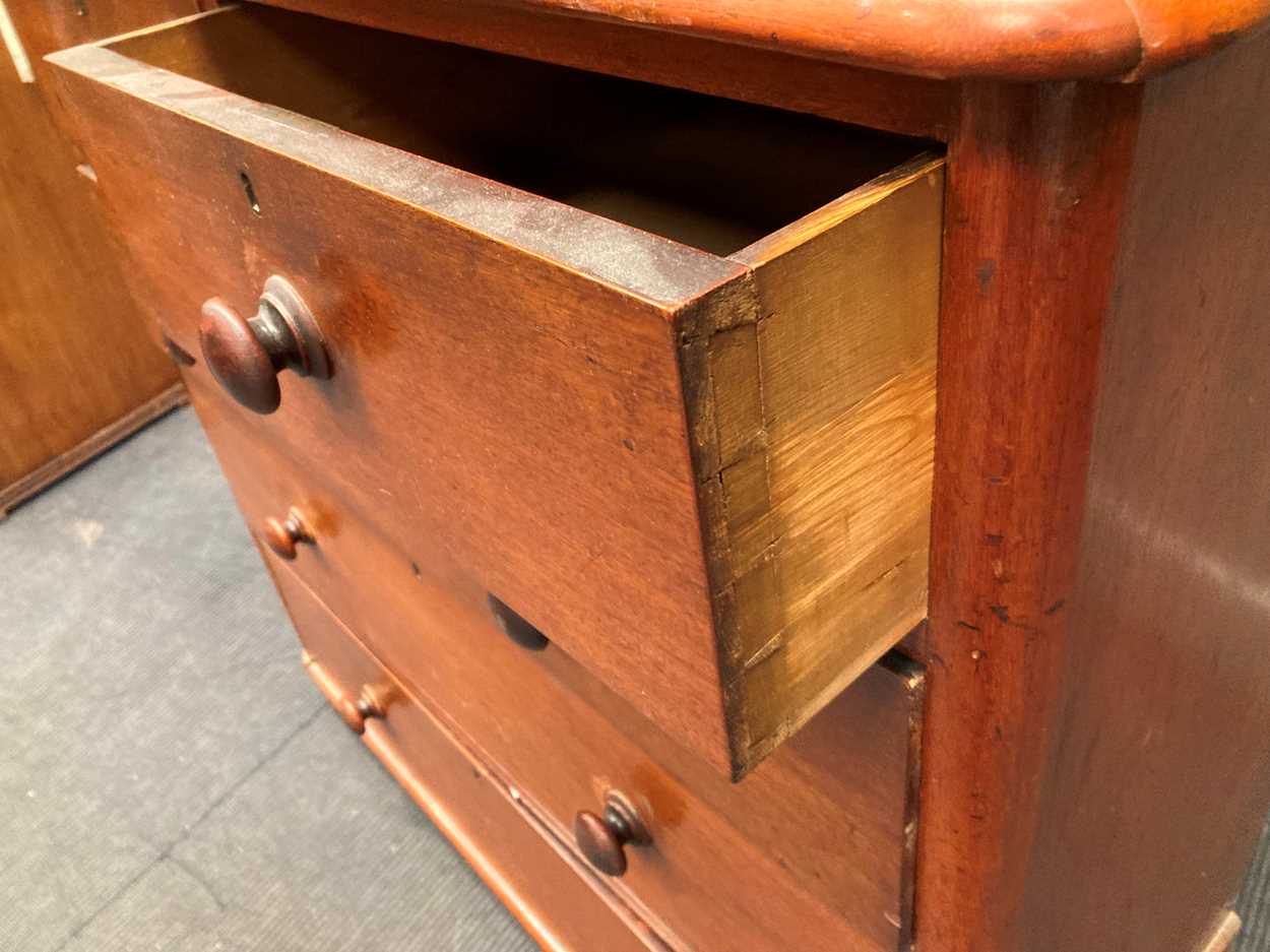 A Victorian mahogany chest of drawers 106 x 106 x 50cm and a triple mirror (2) - Image 5 of 8