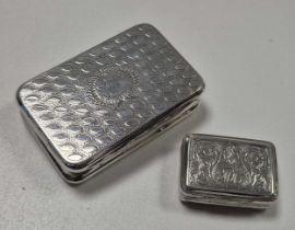 An 18th century silver snuffbox and vinaigrette (2)