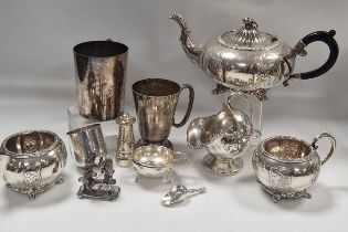 A collection of assorted silverplated items including entrée dishes, trays etc