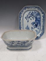 An 18th century Chinese blue and white porcelain tureen and stand (a/f) (2) Tureen - markings and