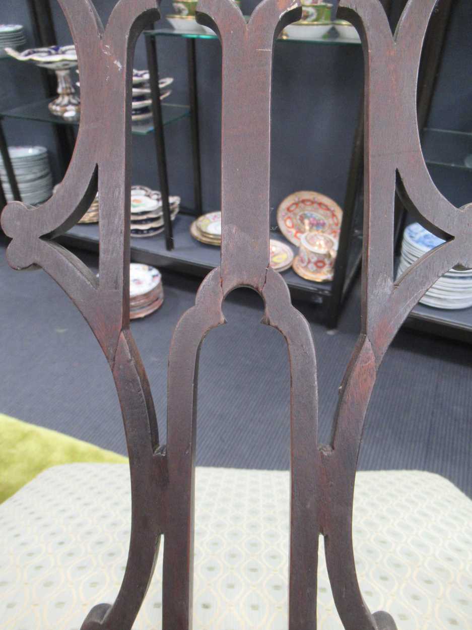 A set of four George III mahogany dining chairs, - Bild 16 aus 21