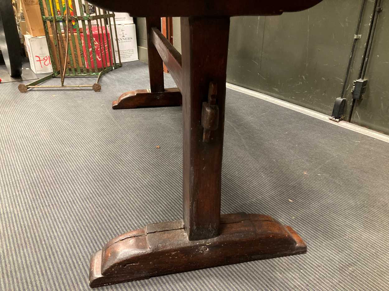 A single plank burr oak refectory table, late 17th / early 18th century style, - Bild 14 aus 15