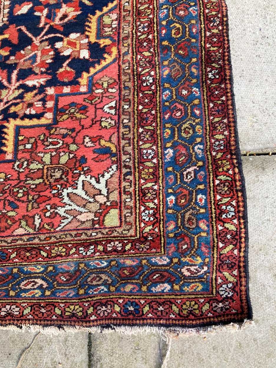 A Bakthiari rug, circa 1930, - Bild 3 aus 9