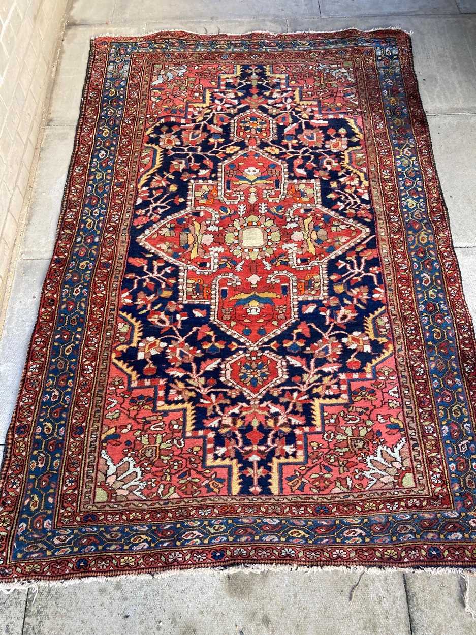 A Bakthiari rug, circa 1930, - Bild 4 aus 9