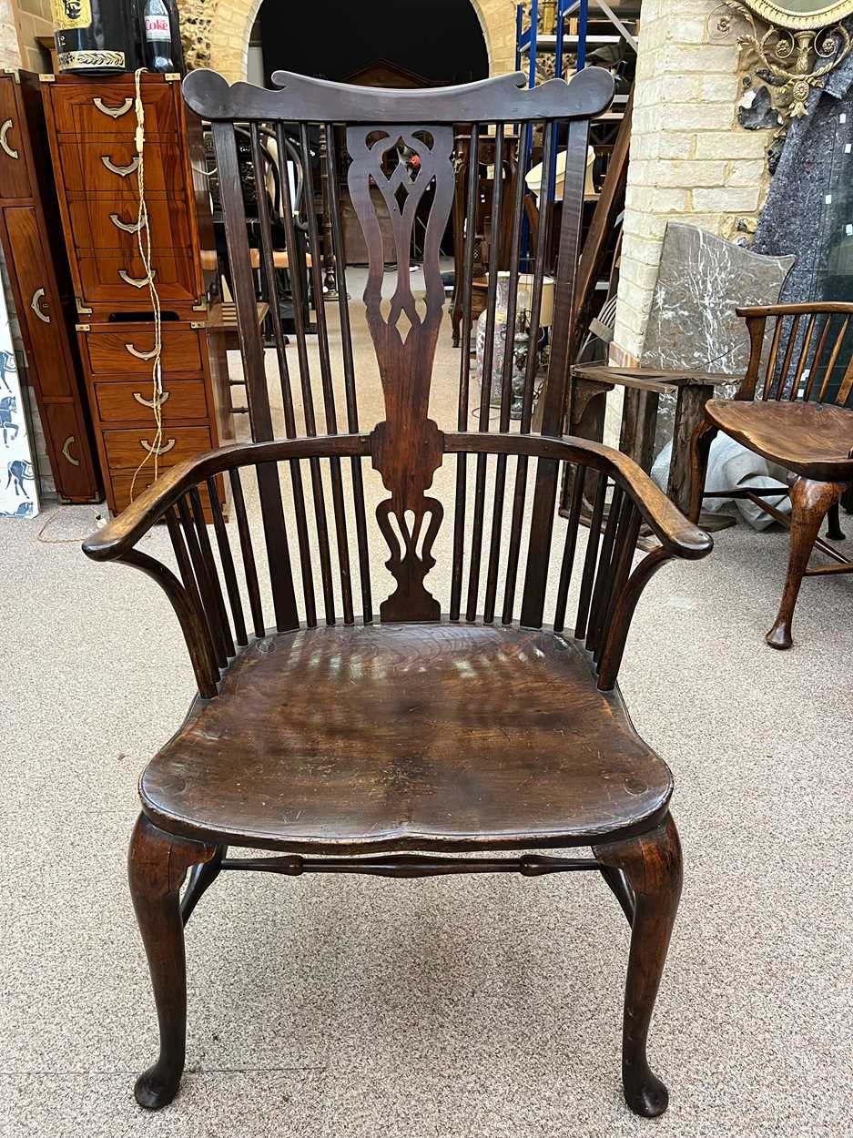 A Thames Valley walnut, fruitwood and elm comb-back arm chair, circa 1800, - Bild 3 aus 12