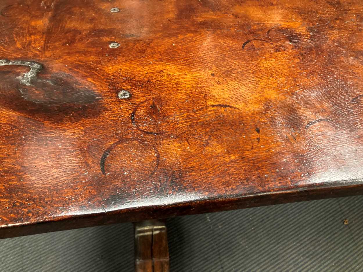 A single plank burr oak refectory table, late 17th / early 18th century style, - Bild 13 aus 15