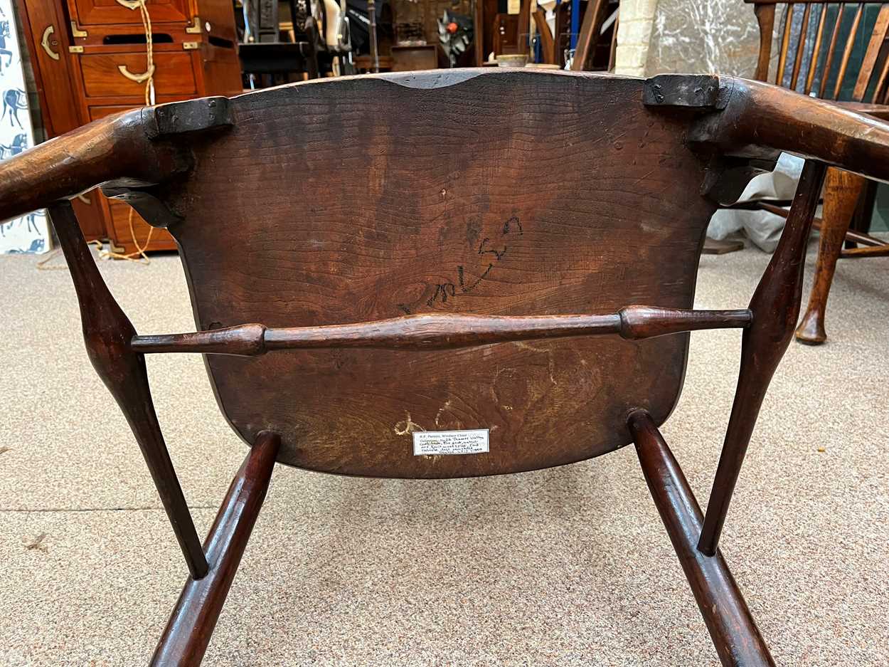 A Thames Valley walnut, fruitwood and elm comb-back arm chair, circa 1800, - Bild 2 aus 12