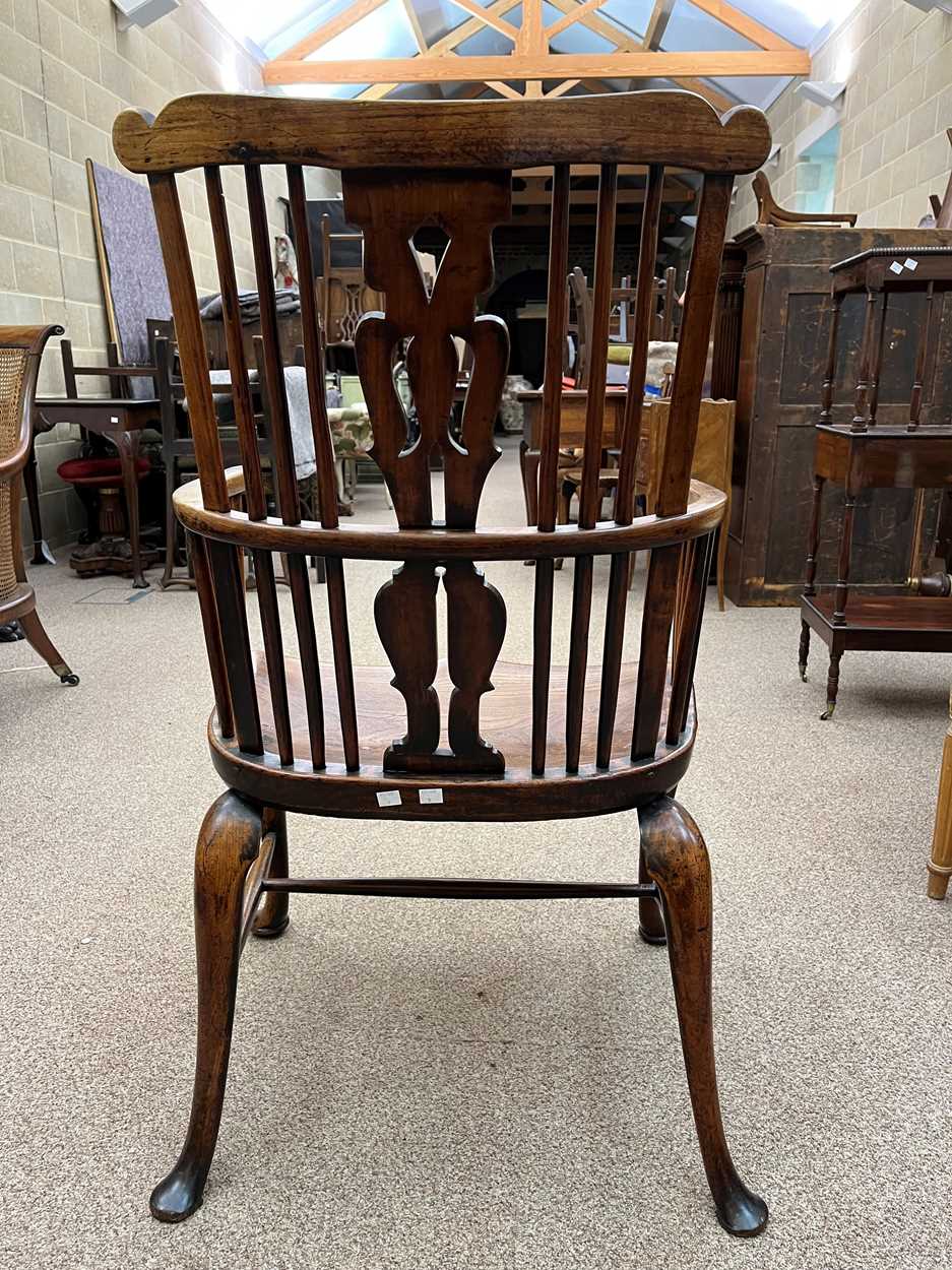 A Thames Valley cherry, walnut and elm comb-back arm chair, circa 1770, - Bild 7 aus 8