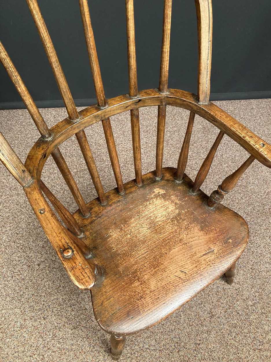 An oak and elm child's high-back Windsor chair, 19th century, - Bild 4 aus 4