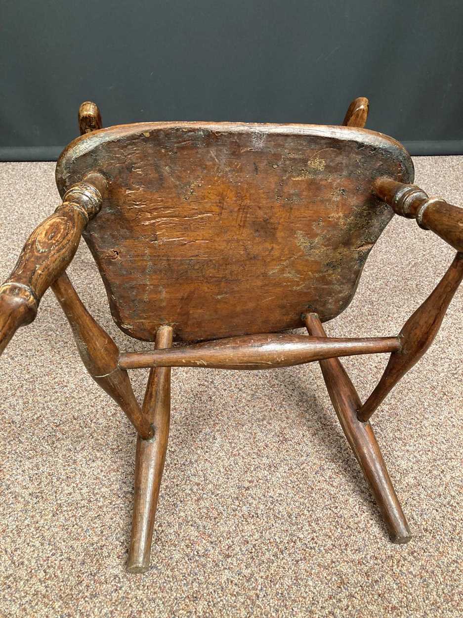 An oak and elm child's high-back Windsor chair, 19th century, - Bild 2 aus 4