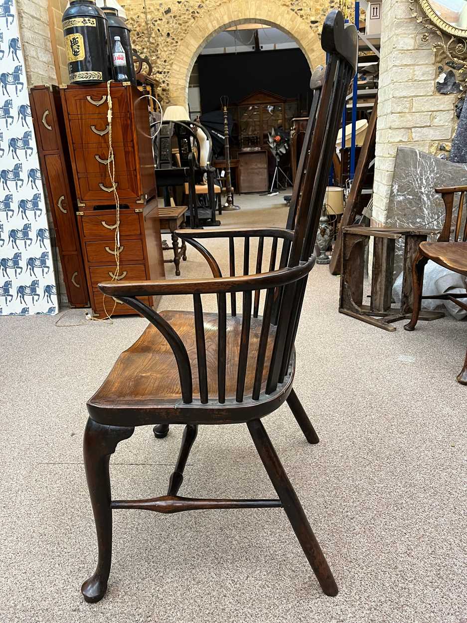 A Thames Valley cherry, walnut and elm comb-back armchair, circa 1785, - Bild 3 aus 8