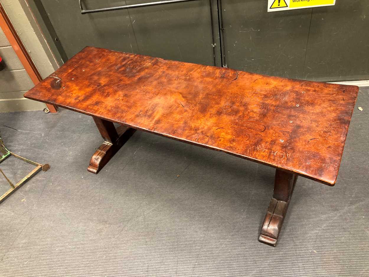 A single plank burr oak refectory table, late 17th / early 18th century style, - Bild 4 aus 15