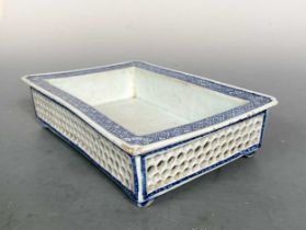 A Chinese blue and white porcelain double-walled bulb dish, Qing Dynasty circa 1800,