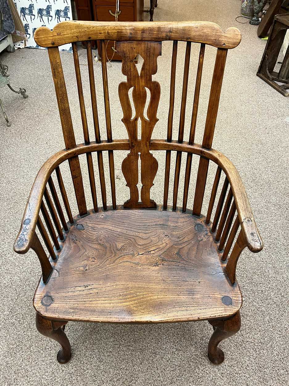 A Thames Valley cherry, walnut and elm comb-back arm chair, circa 1770, - Bild 4 aus 8