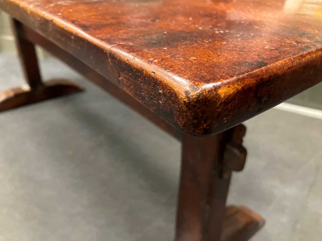 A single plank burr oak refectory table, late 17th / early 18th century style, - Bild 2 aus 15