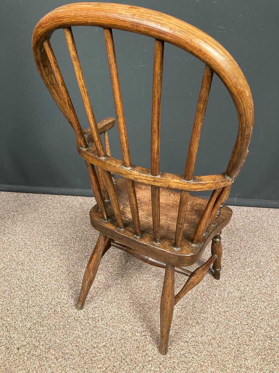 An oak and elm child's high-back Windsor chair, 19th century, - Bild 3 aus 4