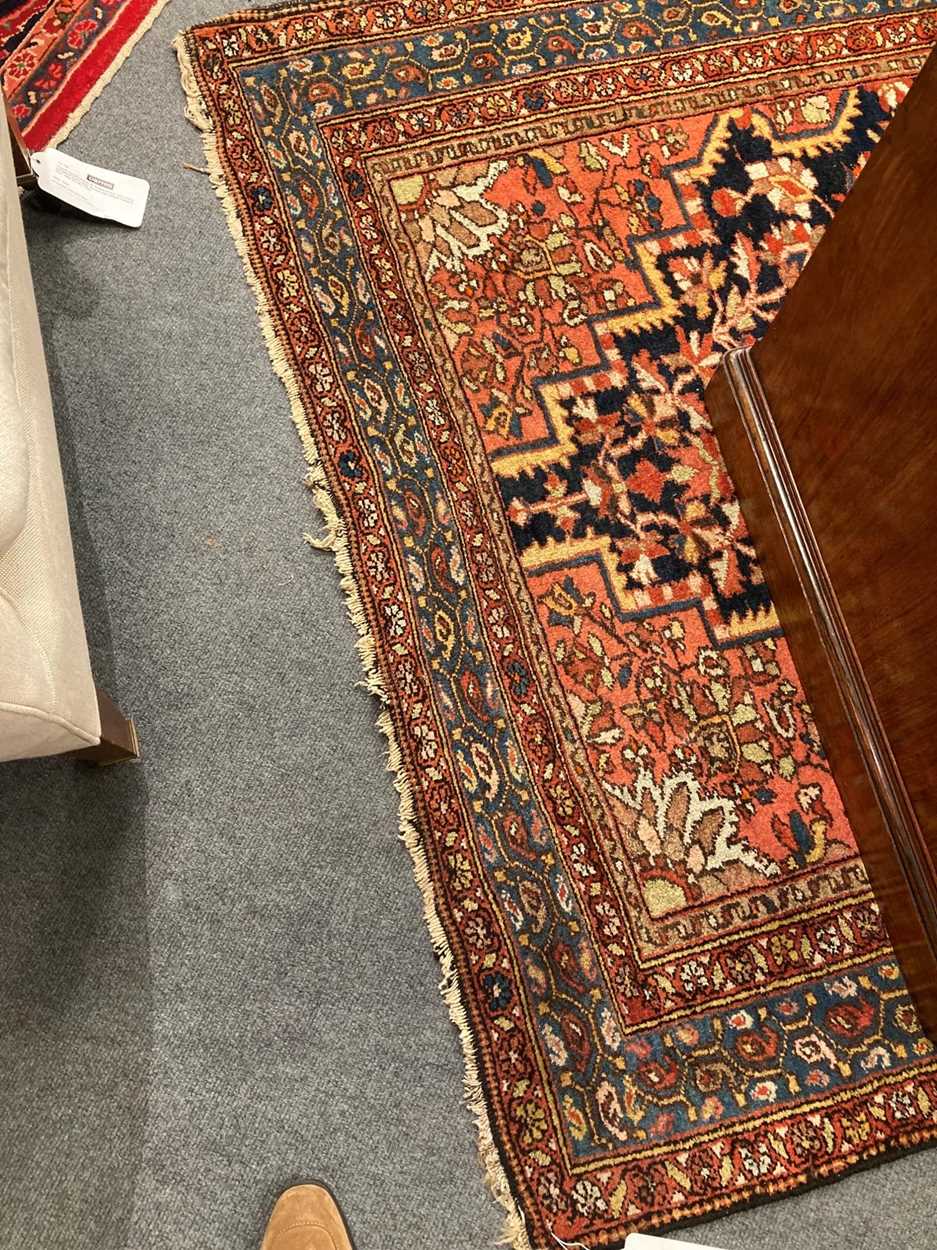 A Bakthiari rug, circa 1930, - Bild 7 aus 9