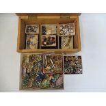 A wooden box containing an assortment of jewellery plus a tray of assorted brooches, necklaces etc.