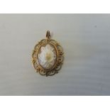 A 9ct gold framed cameo pendant, approx. 6.1g.