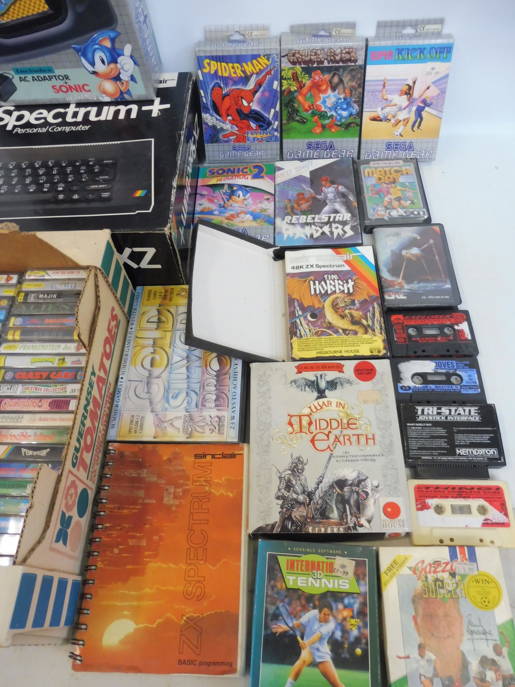 A Sinclair ZX Spectrum personal computer, boxed, with a large selection of original Spectrum - Bild 3 aus 3