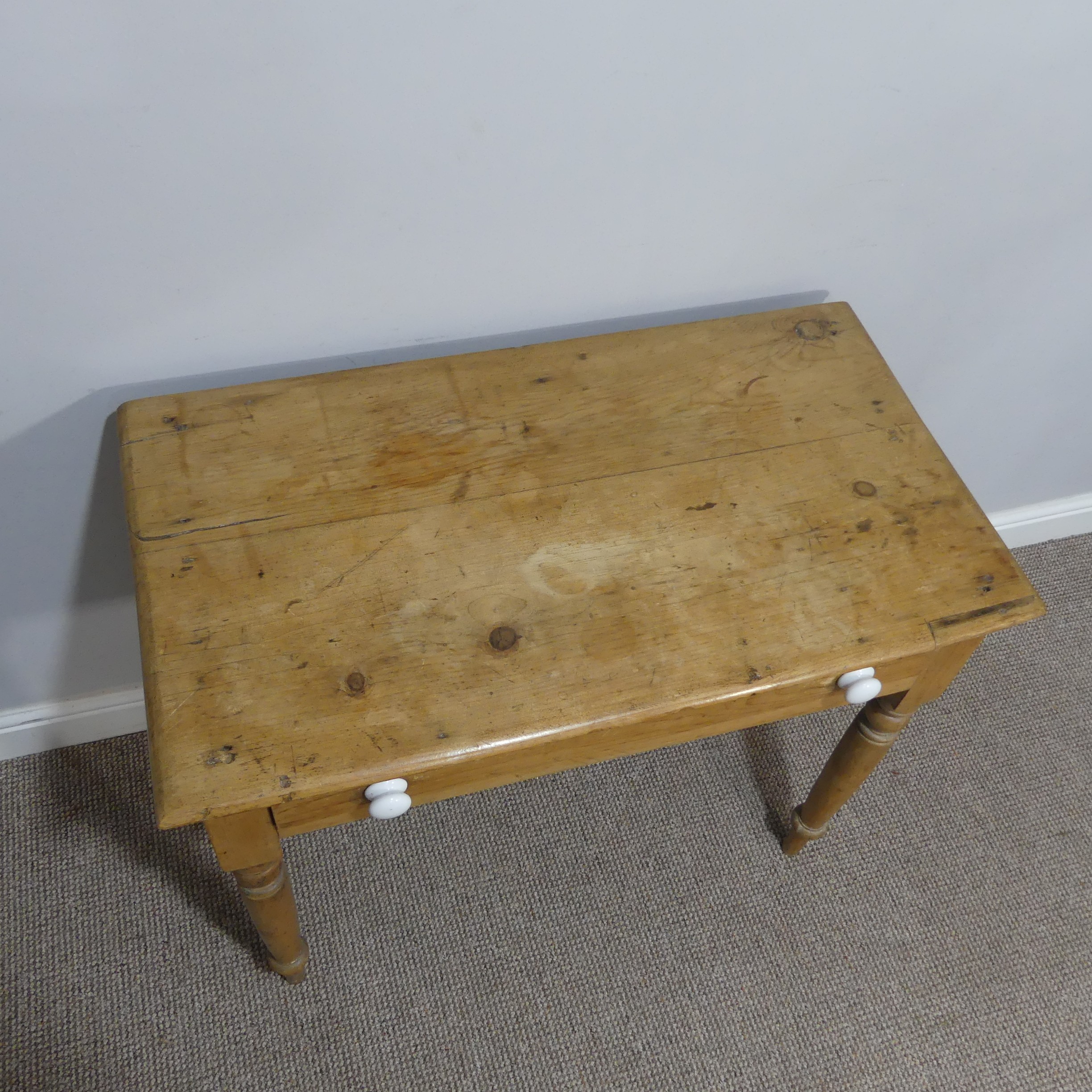 An early 20thC pine Side Table, W 89cm x H 74cm x D 49cm. - Bild 3 aus 6